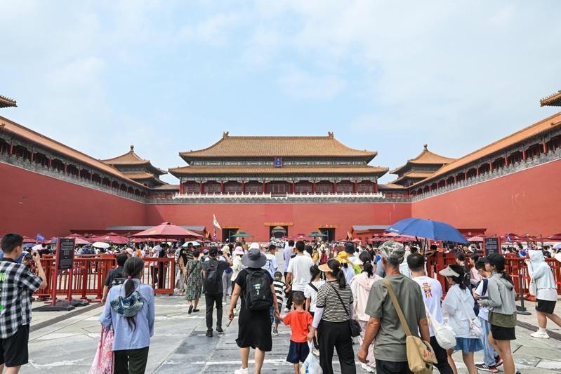 安装着花稍刺眼灯光的溶洞。（取材自「每日人物」微博／视觉中国图）
