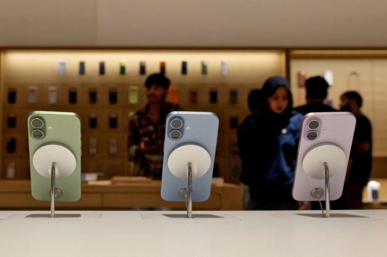 苹果从印度出口的iPhone金额已在今年度上半年（4-9月），创下100亿美元新纪录。(路透)