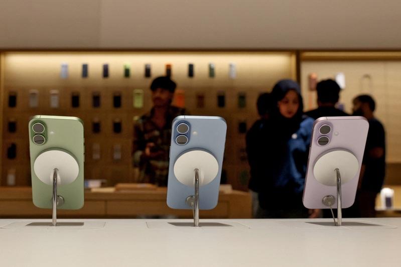 苹果从印度出口的iPhone金额已在今年度上半年(4-9月),创下100亿美元新纪录。(路透)