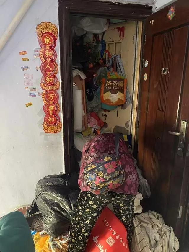 七旬老太太废品囤满屋，家人雇请工人进行了大清理。（取材自华商报）