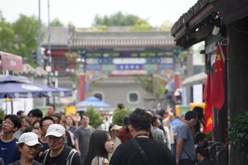 据中国文旅部数据中心测算，为期8天的十一连假，国内出游8.88亿人次，国内出游总花费人民币8,090.06亿元。图为10月1日，中国十一长假首日，北京南锣鼓巷涌入大量游客。（记者陈政录／摄影）