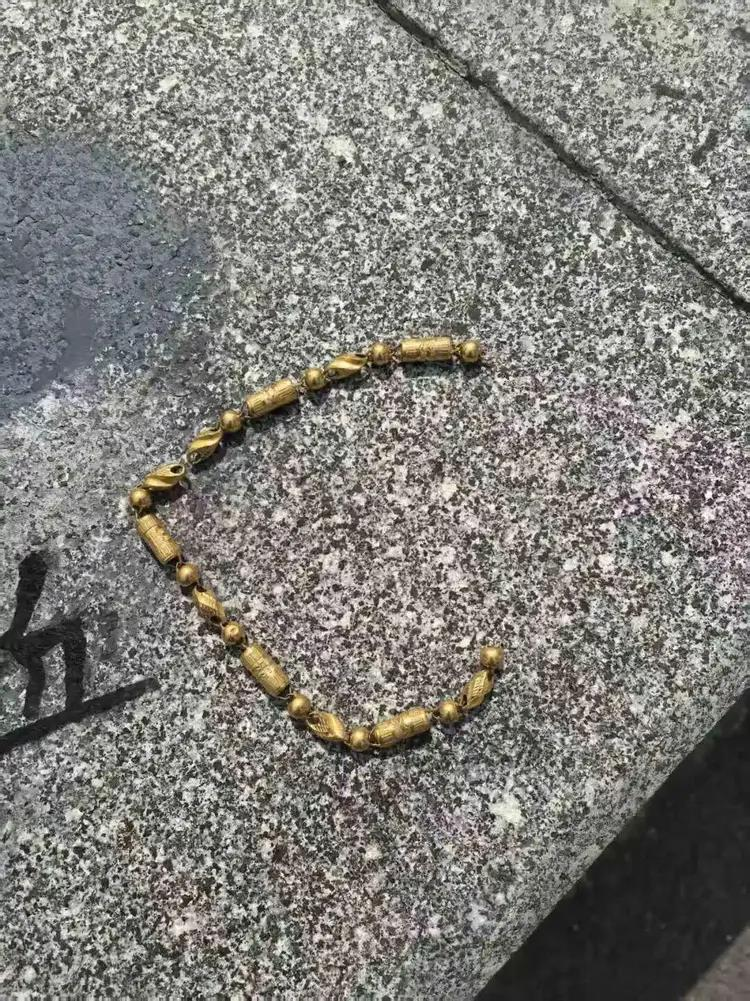 驾驶员夫妇不顾身旁车流，双双冲向中央护栏，埋头在茂密的绿化带中翻找金项链。 （取材自极目新闻／五大队供图）