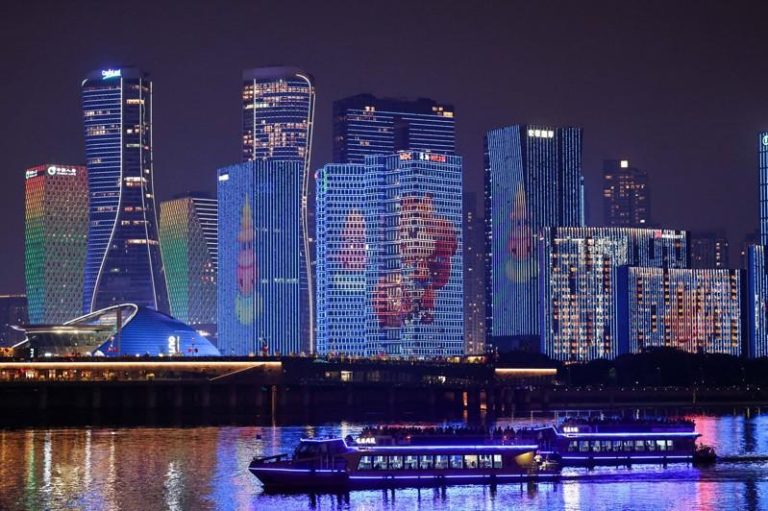 杭州钱塘江沿岸夜景。示意图。（新华社）