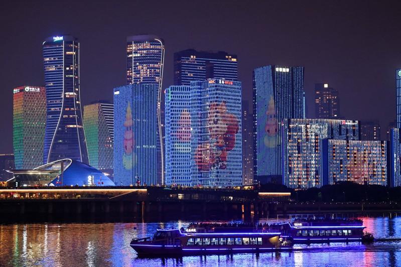 杭州钱塘江沿岸夜景。示意图。(新华社)