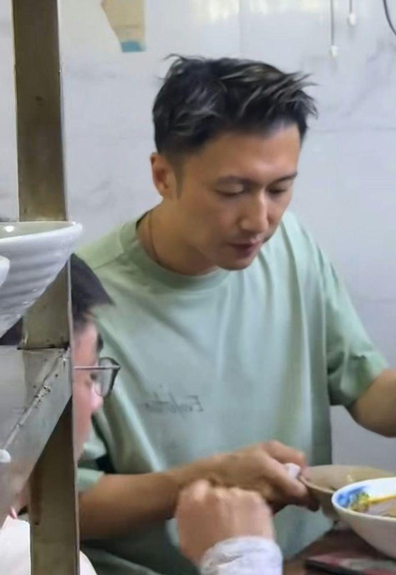谢霆锋被拍到现身重庆一家平民面店吃面。(取材自小红书)
