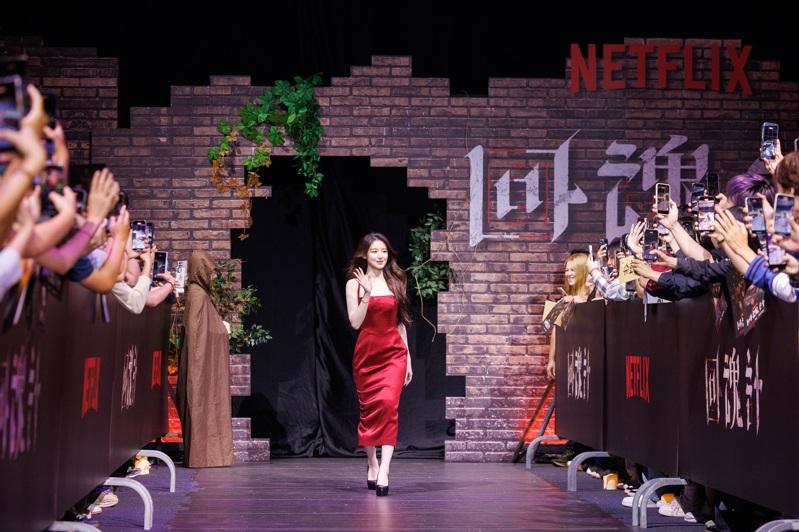 舒淇白色礼服压轴出场。图／Netflix提供