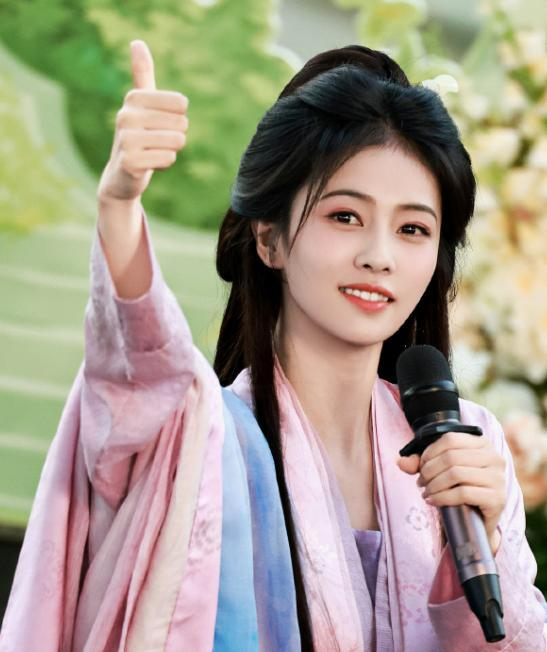 此前7月份，电视剧「莫离」片场，白鹿明显消瘦，眼窝带着明显的疲惫感。（取材自杭州日报）