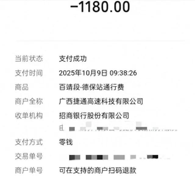 胡雷搬运救灾物资。（取材自海峡导报）