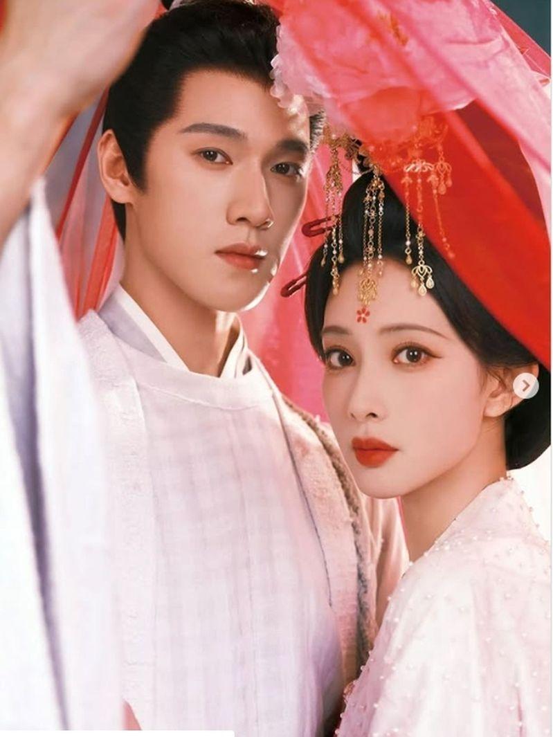 孟子义（左）与李昀锐2024年合作「九重紫」爆火。（取材自微博）
