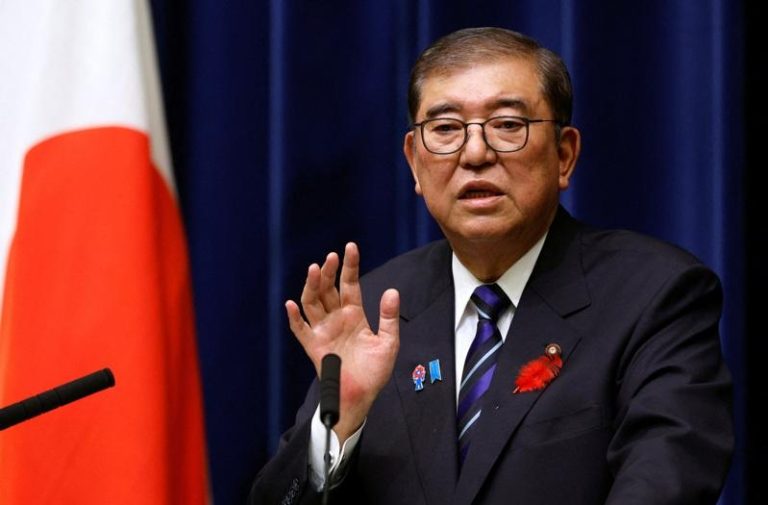 战后80年谈话 石破茂剖析5面向酿二战 首提反军演说 日本首相石破茂(右)10日发表战后80周年演说,当前日本周边的军事情势、防卫装备与部队的运用,自卫队也应积极地说明,千万不要因情绪性的判断导致国家走上歧途,重蹈覆辙。(路透)