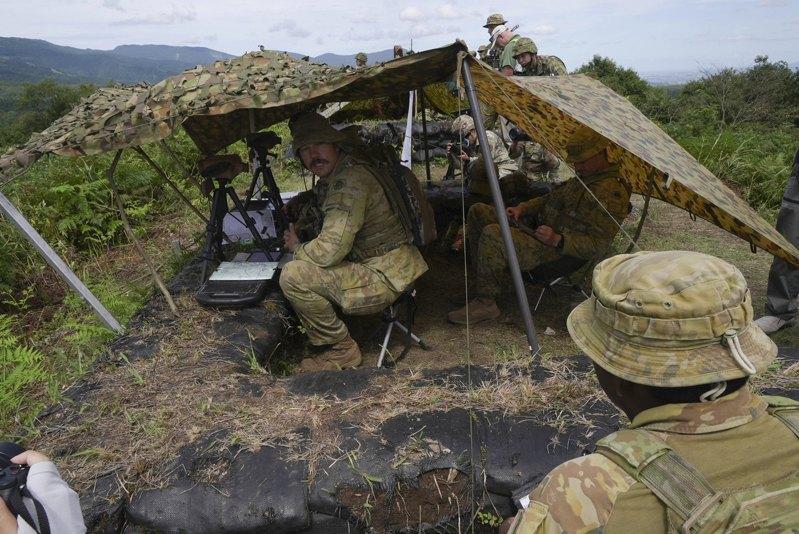 日本首相石破茂（右）10日发表战后80周年演说，当前日本周边的军事情势、防卫装备与部队的运用，自卫队也应积极地说明，千万不要因情绪性的判断导致国家走上歧途，重蹈覆辙。(路透)