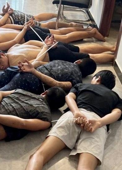 日本爱知县警警日前在日本逮捕在柬埔寨指挥诈骗集团的中国籍夫妻。图为2025年7月柬埔寨警方破坏诈骗集团据点。(欧新社)