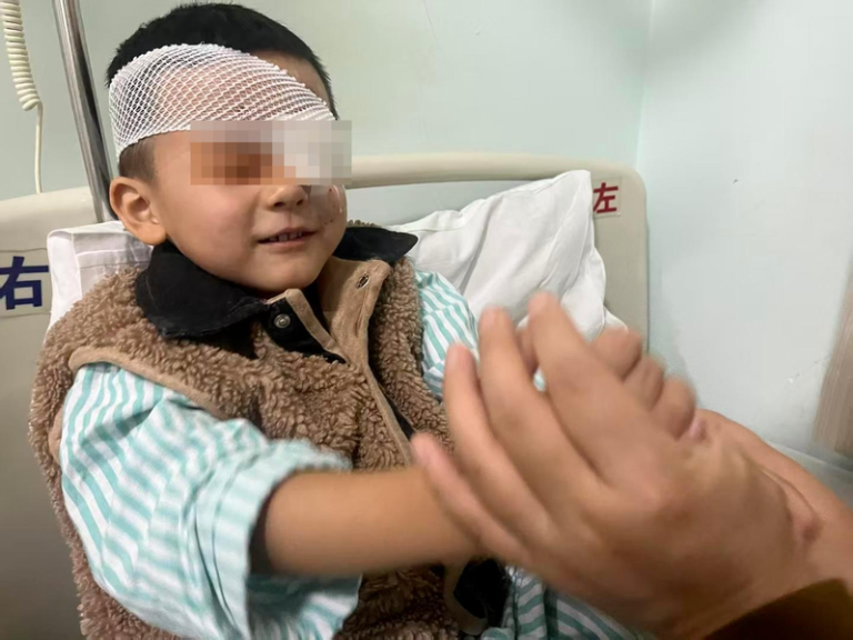 小付受伤后被送医治疗。（取材自红星新闻）