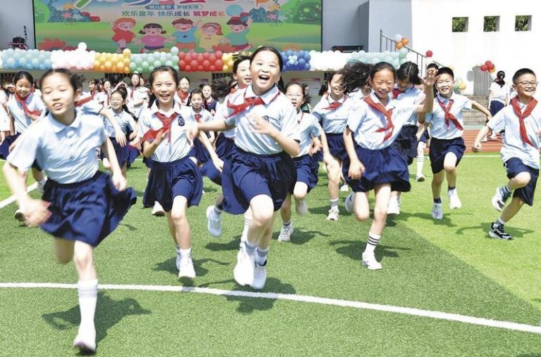 为推进民间消费，近年中国多地政府研拟推行「春秋假」。（新华社）