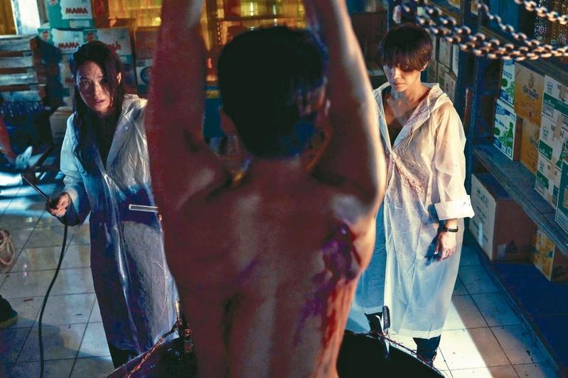 舒淇(左)、李心洁(右)双影后合作「回魂计」。(图/Netflix提供)