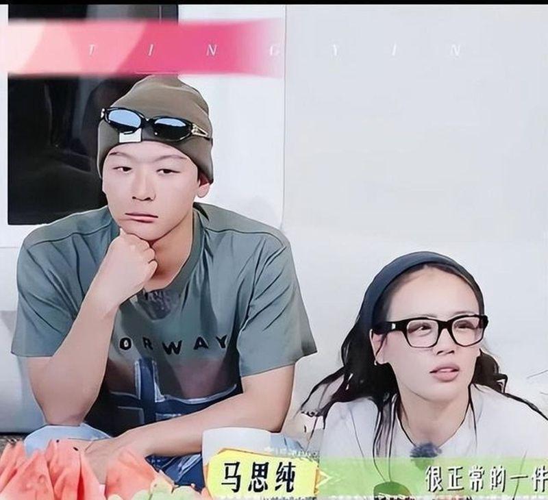 马思纯(后排中)与张晚意(后排左) 在「花儿与少年7」的交互很受观众欢迎。(取材自微博)