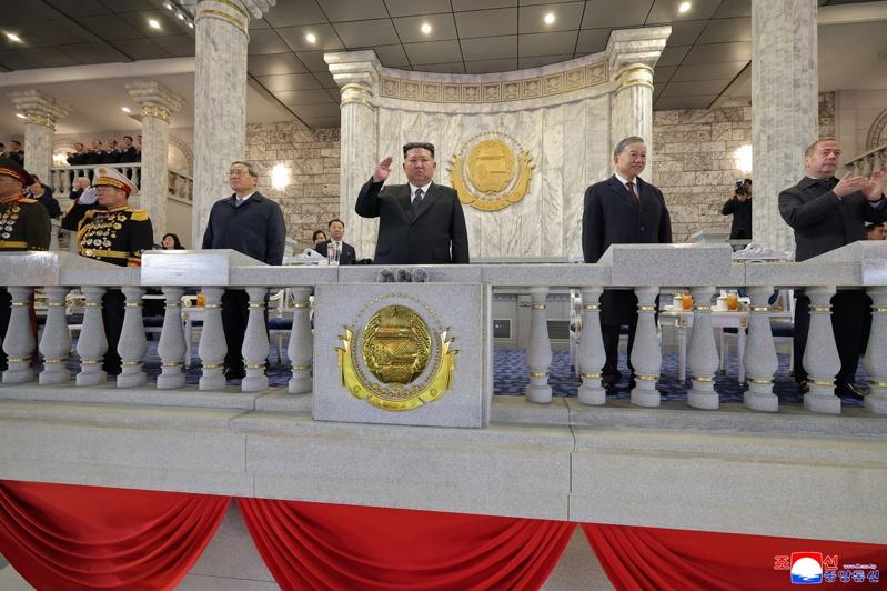 北韩劳动党10日在平壤举行建党80周年阅兵，展示新型洲际弹道飞弹「火星20」。（美联社）