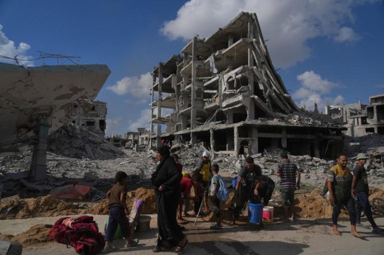 人们逐渐回到加萨。(美联社)