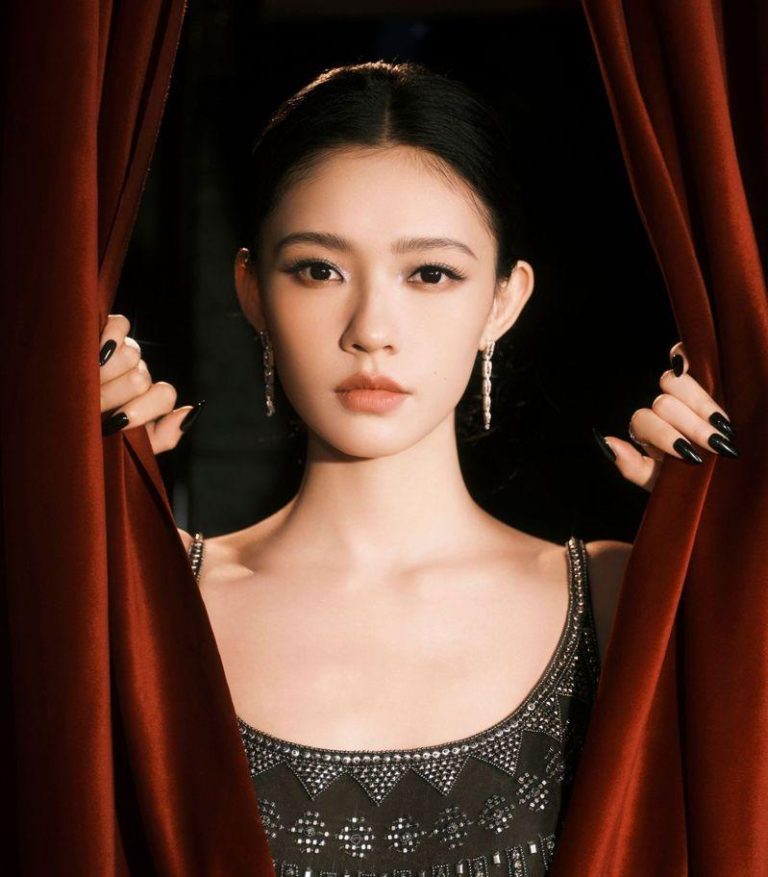林允粉丝辟谣她抢休息室更衣说法。(取材自微博)