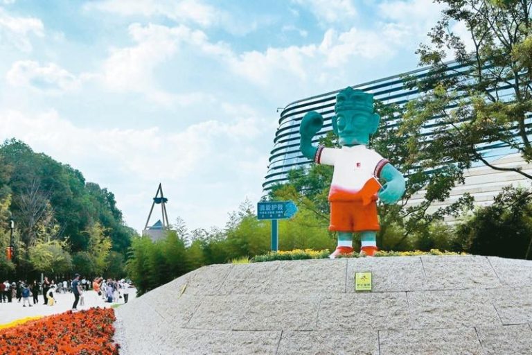 三星堆博物馆的「堆堆」迎接四海游客。（图／本报德阳传真）