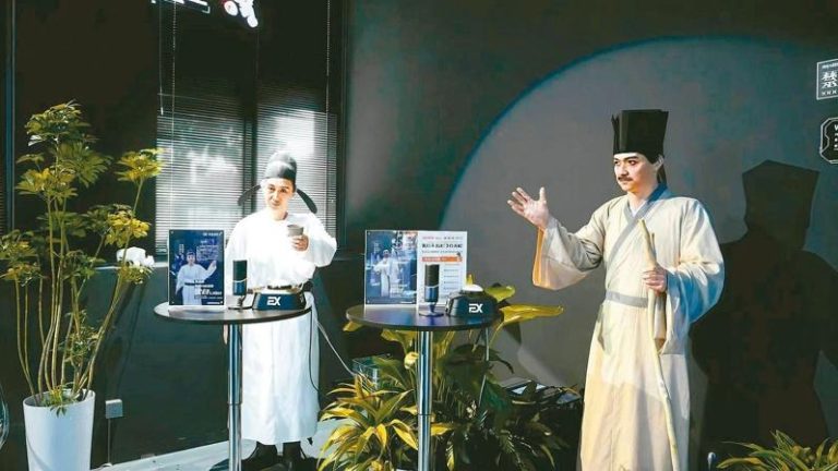 机器人主题餐厅的「李白」和「苏轼」机器人。（图／本报北京传真）