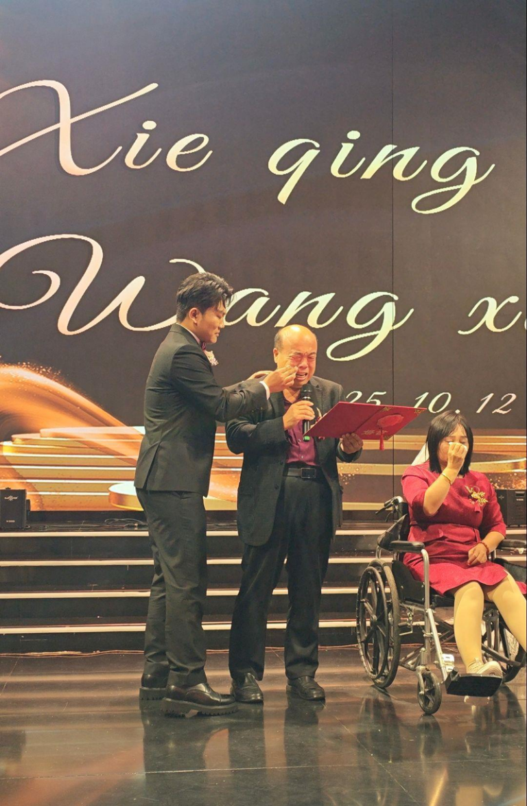 解清帅为父亲解克锋擦拭眼角的泪水。（取材自极目新闻）