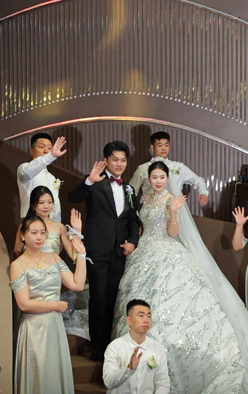 解清帅为父亲解克锋擦拭眼角的泪水。（取材自极目新闻）