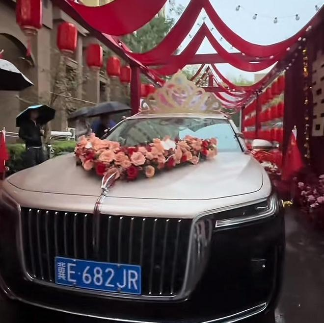 解清帅为父亲解克锋擦拭眼角的泪水。（取材自极目新闻）