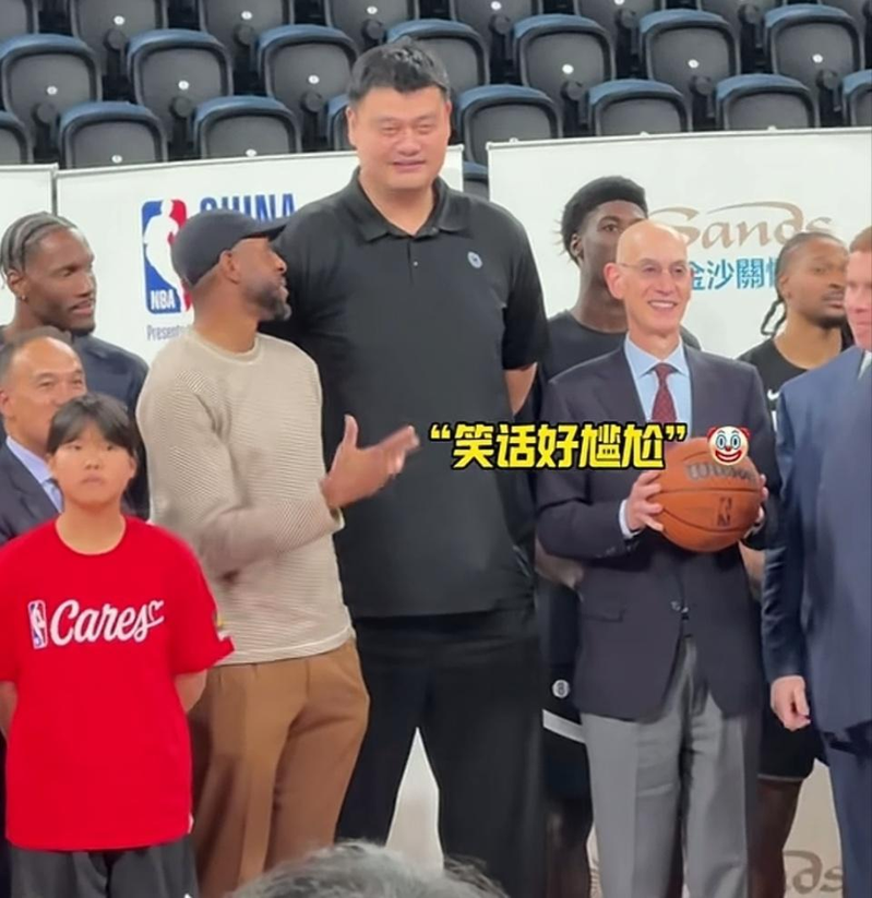 姚明日前在NBA中国赛场边与伊戈达拉聊天,不搭理肖华,却与伊戈达拉畅聊,原来是在问退休金。(视频截屏)