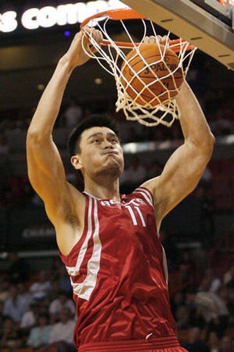 姚明日前在NBA中国赛场边与伊戈达拉聊天，不搭理肖华，却与伊戈达拉畅聊，原来是在问退休金。（视频截屏）