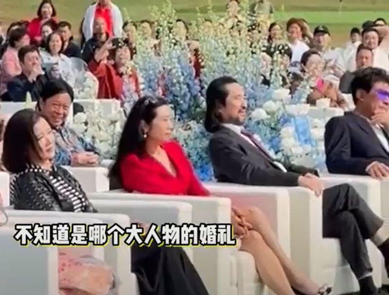 59岁宋祖英(左一)现身富二代婚礼。(视频截屏)