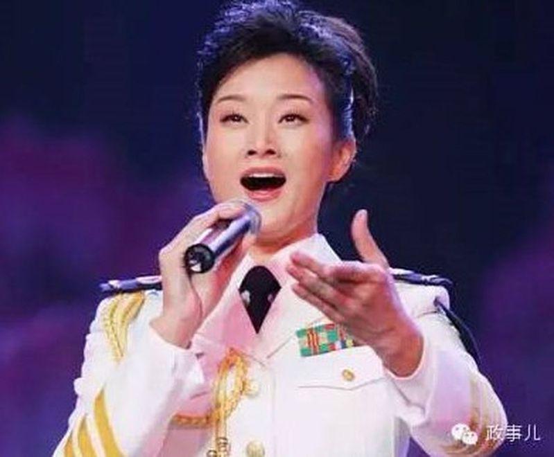 59岁宋祖英（左一）现身富二代婚礼。（视频截屏）