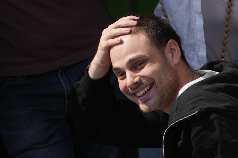 获释的以色列人质欧黑尔（Alon Ohel，中）13日与家人团聚。路透