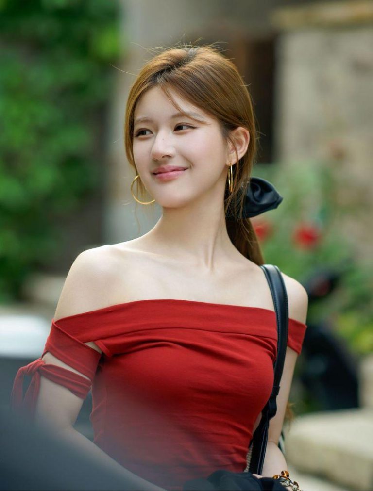 赵露思凭借「许我耀眼」人气再飙升，但她却暂时不考虑接新戏。(取材自微博)