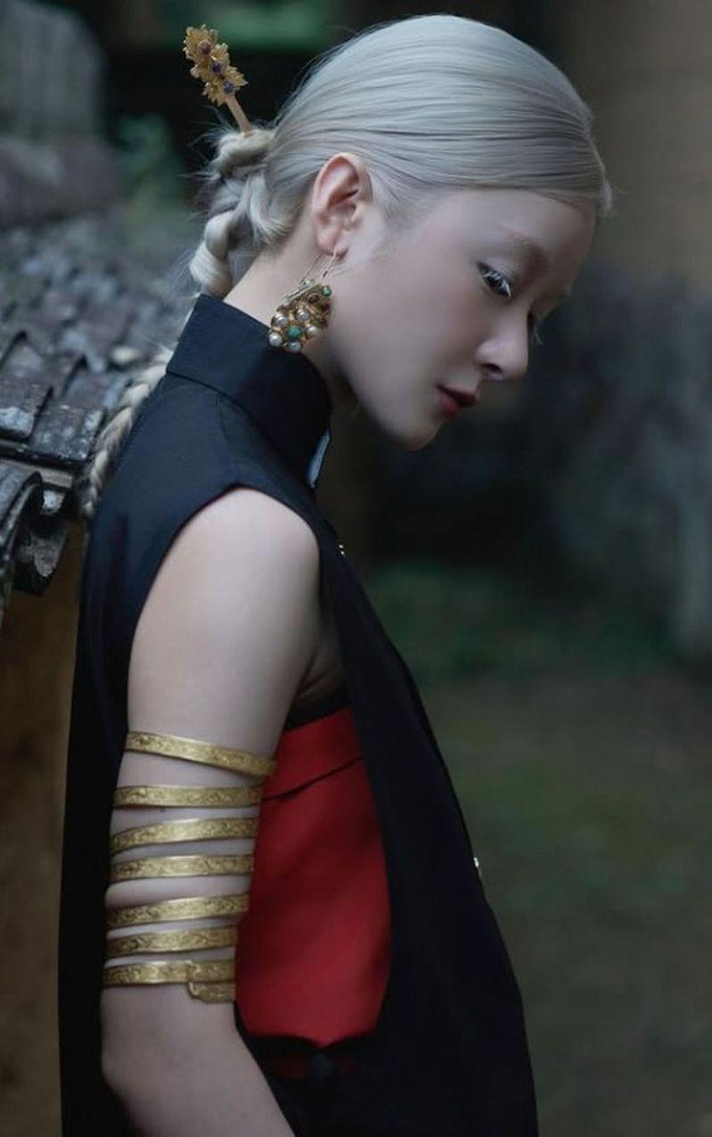 徐娇一袭白衣加上惨白妆容，吓坏不少人。(取材自Instagram)