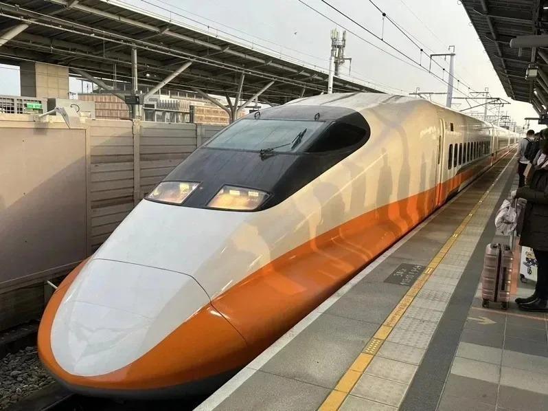 台湾高铁实施「宁静车厢」新规定,造成带有婴幼童乘车的父母旅客高度压力。(本报数据照片)