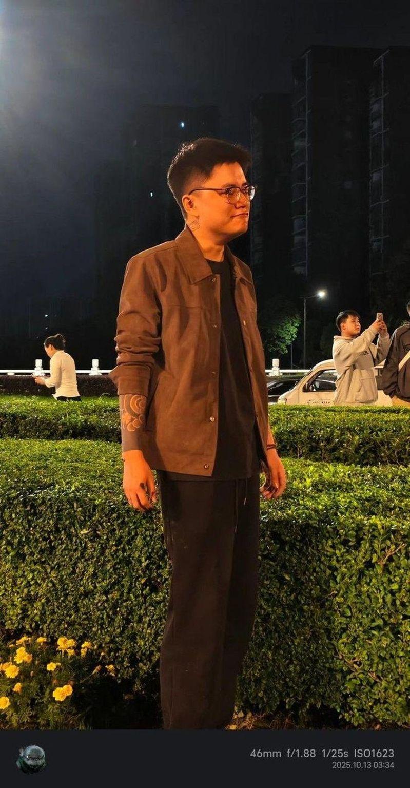 四川成都13日凌晨，1辆小米SU7高速行驶碰撞后起火，多名人士前往协助，但表示打不开车门。（视频截屏）