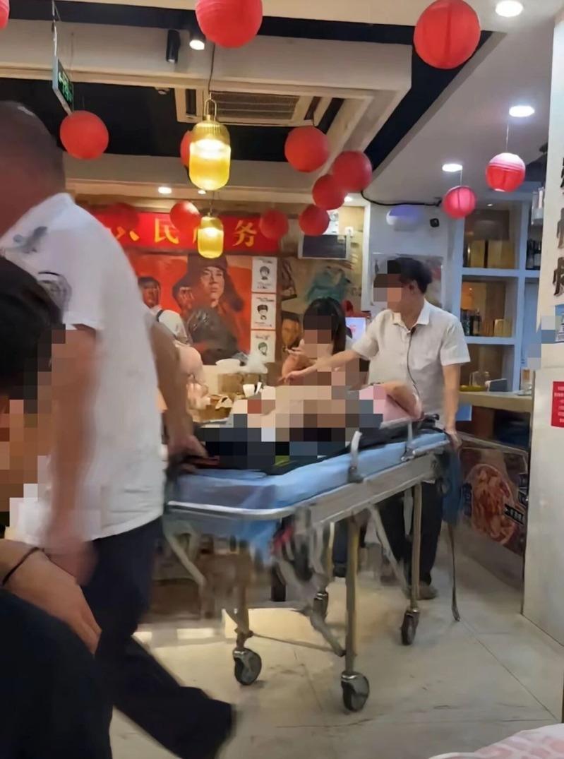广东女子被江西菜辣到诱发呼吸性碱中毒,被擡上担架送医。(取材自极目新闻)
