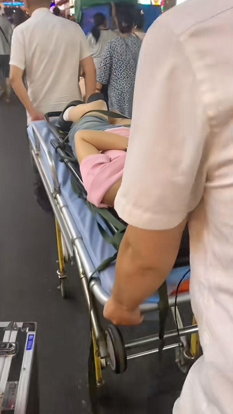 广东女子被江西菜辣到诱发呼吸性碱中毒，被擡上担架送医。（取材自极目新闻）