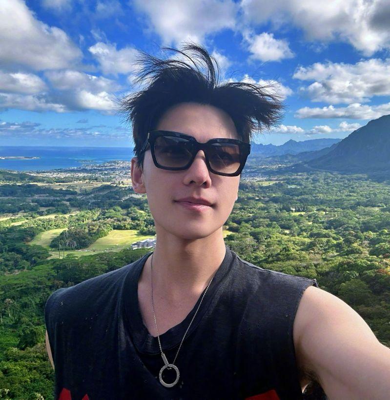 杨洋手机壳的裂痕被发现一天比一天严重。（取材自微博）