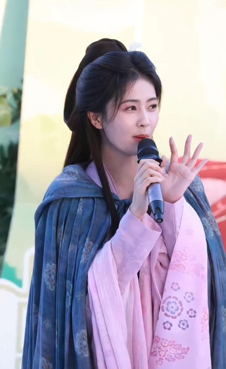 白鹿在台上自爆「有一颗牙片磕碎了」。(取材自微博)