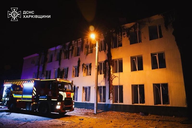 一辆印有「世界粮食计划署」（World Food Programme）标志的白色卡车14日在运送食物至前线途中遭俄军袭击后起火焚烧。路透