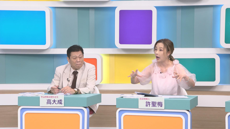 许圣梅（右）讲述老翁留下遗书后被发现在水塔里多日。图／和展影视提供
