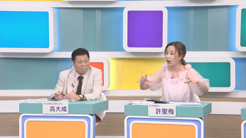 许圣梅(右)讲述老翁留下遗书后被发现在水塔里多日。图/和展影视提供