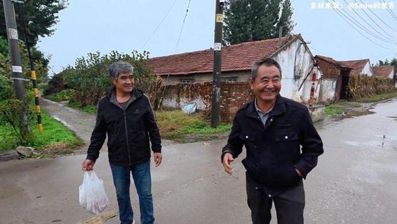 赵着霄（右）与亲叔搂在一起。（取材自齐鲁晚报）