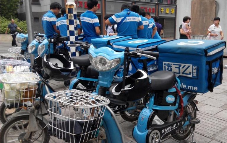 中国知名外卖订餐平台「饿了么」宣布取消外送骑士超时扣款；图为福州「饿了么」工作人员等候送外卖。（中新社数据照片）