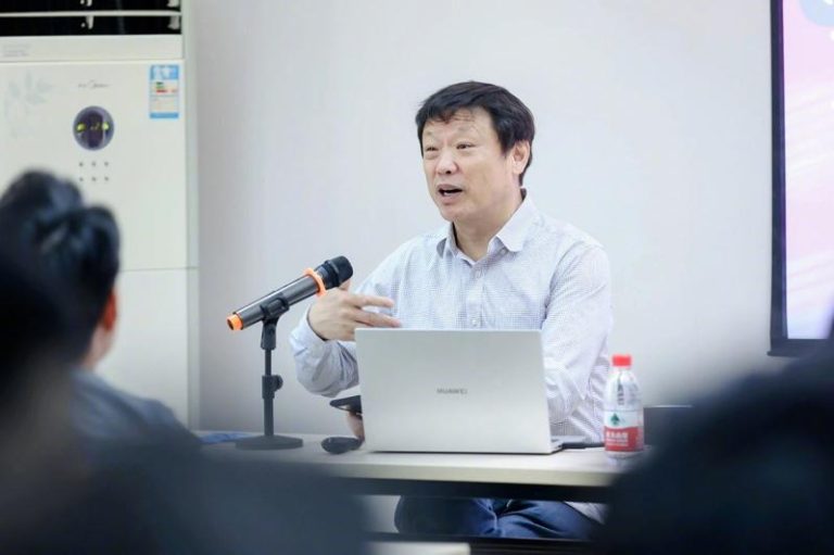 环球时报前总编胡锡进日前在个人社群发文感叹，中国网络领域正处于「群体性噤声」，根本原因在于社会的宽容度变低。（取材自微博）