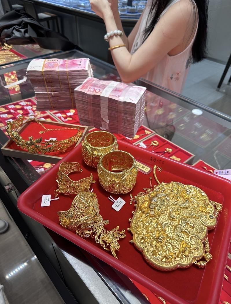 水贝以每克黄金比品牌店低200多元人民币的价格优势，吸引看好黄金前景的「淘金客」。（中通社）