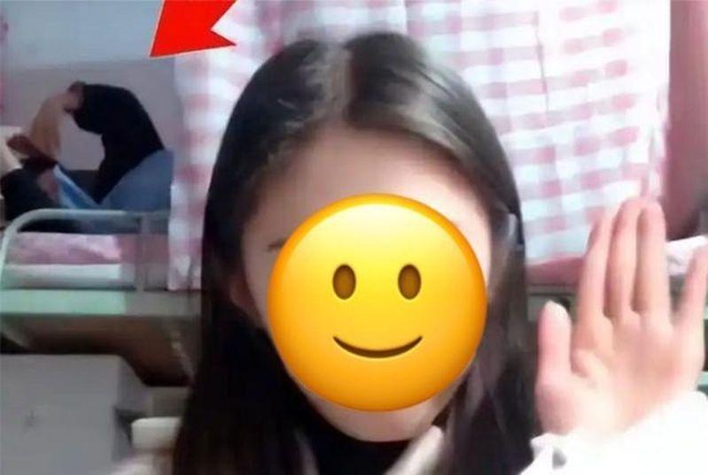 中国不少大学生在宿舍直播,室友成了背景版,引发隐私忧虑。(视频截屏)
