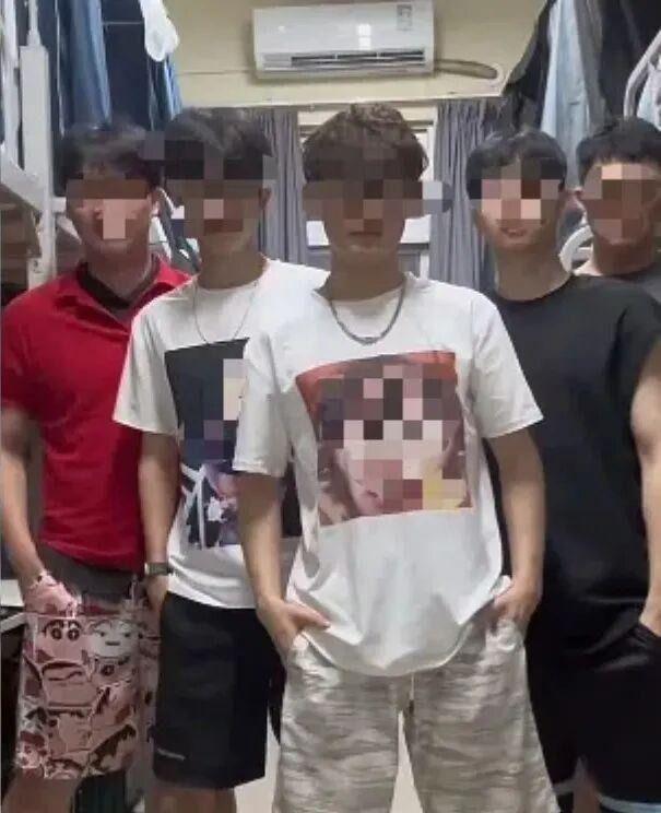 中国不少大学生在宿舍直播，室友成了背景版，引发隐私忧虑。（视频截屏）